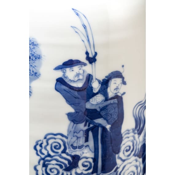 Gro&szlig;e blaue-wei&szlig;e Vase mit Soldatenszene, China, wohl Kangxi-Periode (18. Jhdt.)