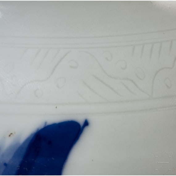 Gro&szlig;e blaue-wei&szlig;e Vase mit Soldatenszene, China, wohl Kangxi-Periode (18. Jhdt.)