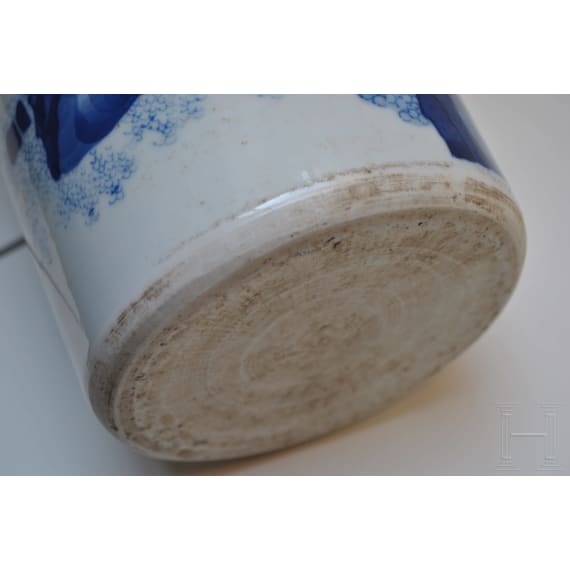 Gro&szlig;e blaue-wei&szlig;e Vase mit Soldatenszene, China, wohl Kangxi-Periode (18. Jhdt.)