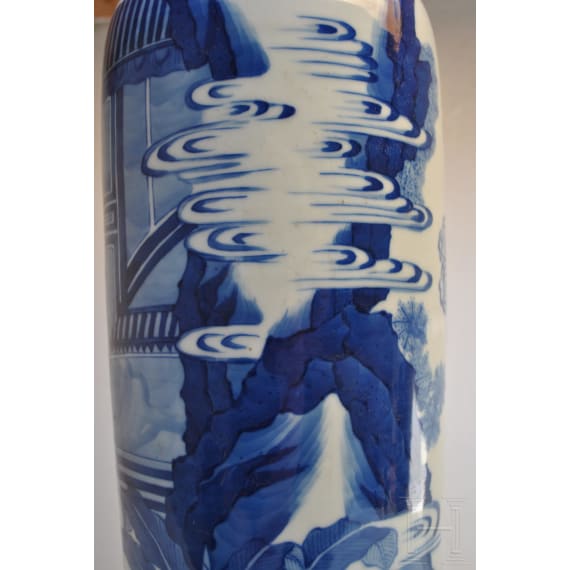 Gro&szlig;e blaue-wei&szlig;e Vase mit Soldatenszene, China, wohl Kangxi-Periode (18. Jhdt.)