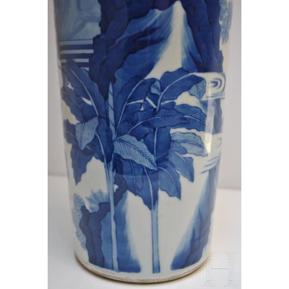 Gro&szlig;e blaue-wei&szlig;e Vase mit Soldatenszene, China, wohl Kangxi-Periode (18. Jhdt.)