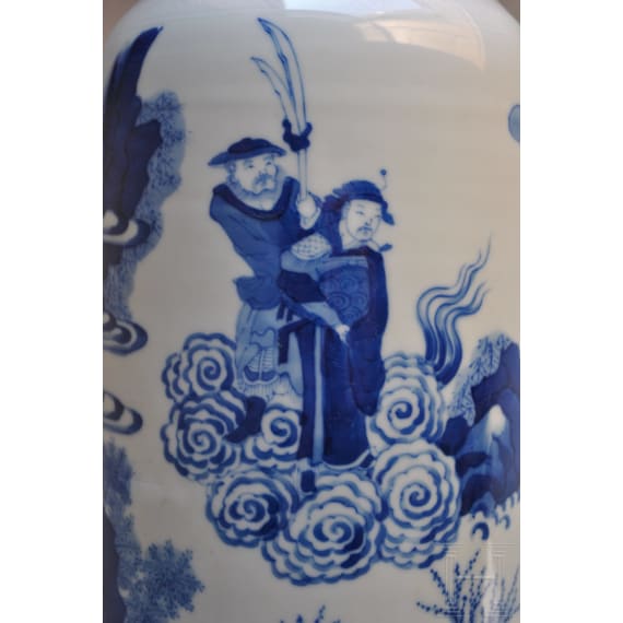 Gro&szlig;e blaue-wei&szlig;e Vase mit Soldatenszene, China, wohl Kangxi-Periode (18. Jhdt.)