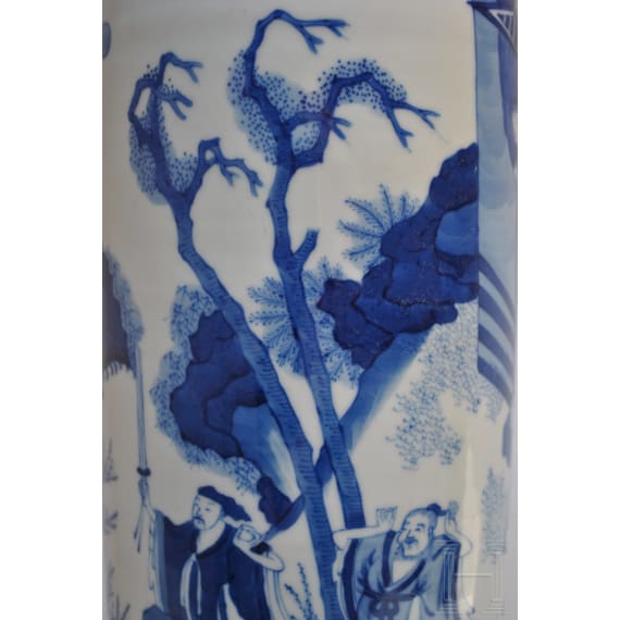 Gro&szlig;e blaue-wei&szlig;e Vase mit Soldatenszene, China, wohl Kangxi-Periode (18. Jhdt.)