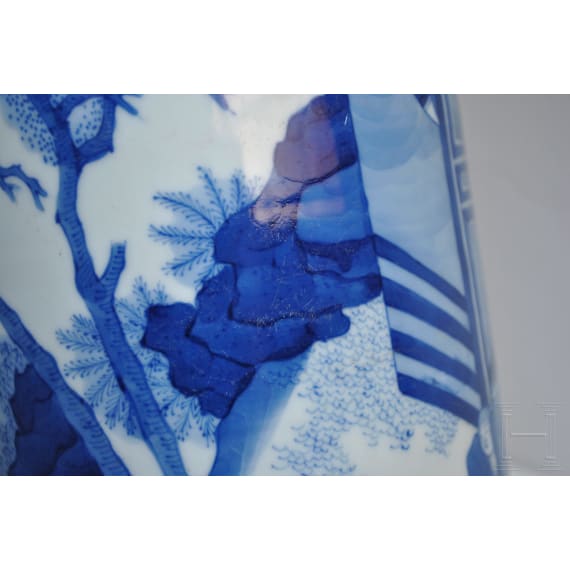 Gro&szlig;e blaue-wei&szlig;e Vase mit Soldatenszene, China, wohl Kangxi-Periode (18. Jhdt.)