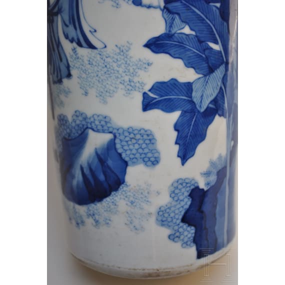 Gro&szlig;e blaue-wei&szlig;e Vase mit Soldatenszene, China, wohl Kangxi-Periode (18. Jhdt.)