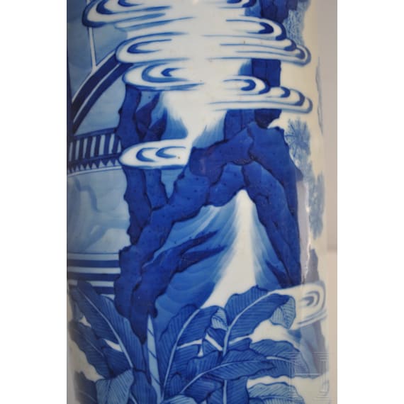 Gro&szlig;e blaue-wei&szlig;e Vase mit Soldatenszene, China, wohl Kangxi-Periode (18. Jhdt.)
