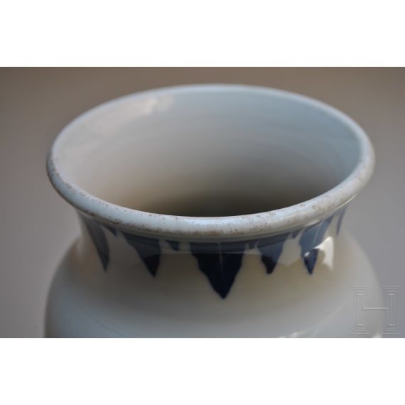 Gro&szlig;e blaue-wei&szlig;e Vase mit Soldatenszene, China, wohl Kangxi-Periode (18. Jhdt.)