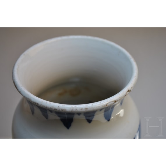 Gro&szlig;e blaue-wei&szlig;e Vase mit Soldatenszene, China, wohl Kangxi-Periode (18. Jhdt.)