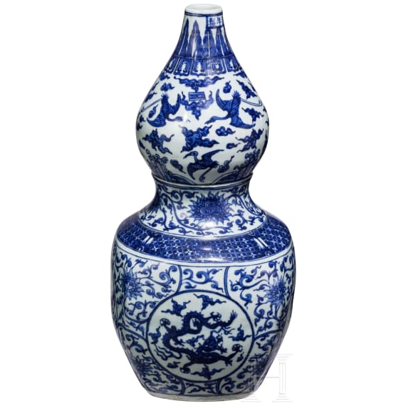 Gro&szlig;e blau-wei&szlig;e Doppelk&uuml;rbisvase, China, wohl Wanli-Periode
