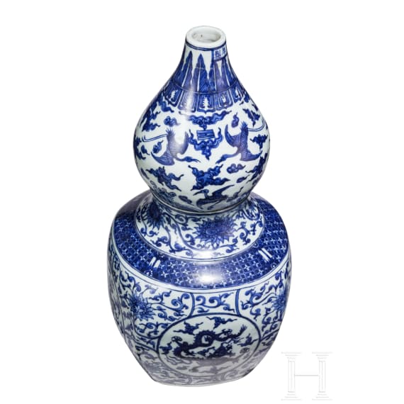 Gro&szlig;e blau-wei&szlig;e Doppelk&uuml;rbisvase, China, wohl Wanli-Periode