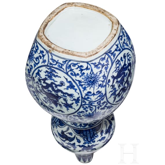 Gro&szlig;e blau-wei&szlig;e Doppelk&uuml;rbisvase, China, wohl Wanli-Periode