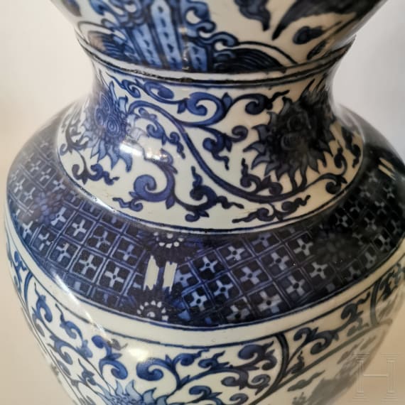 Gro&szlig;e blau-wei&szlig;e Doppelk&uuml;rbisvase, China, wohl Wanli-Periode