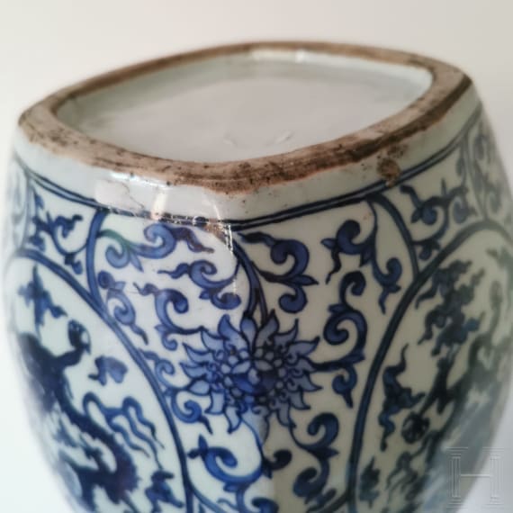 Gro&szlig;e blau-wei&szlig;e Doppelk&uuml;rbisvase, China, wohl Wanli-Periode