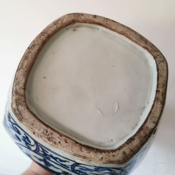 Gro&szlig;e blau-wei&szlig;e Doppelk&uuml;rbisvase, China, wohl Wanli-Periode