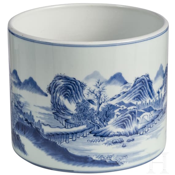 Gro&szlig;er blau-wei&szlig;er Pinseltopf mit Berglandschaft, China, 19./20. Jhdt.