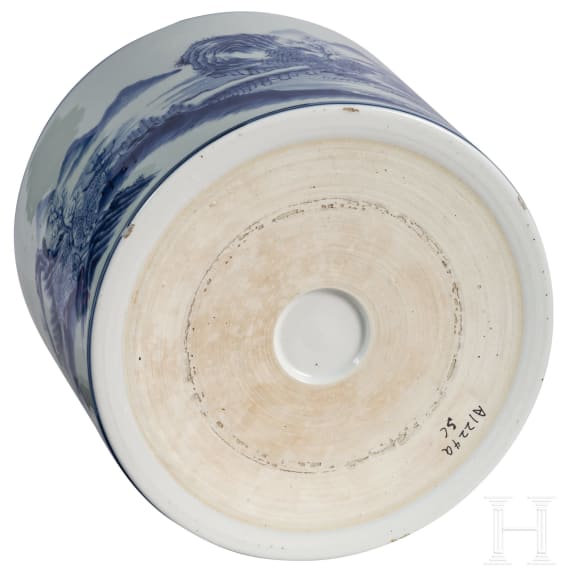 Gro&szlig;er blau-wei&szlig;er Pinseltopf mit Berglandschaft, China, 19./20. Jhdt.