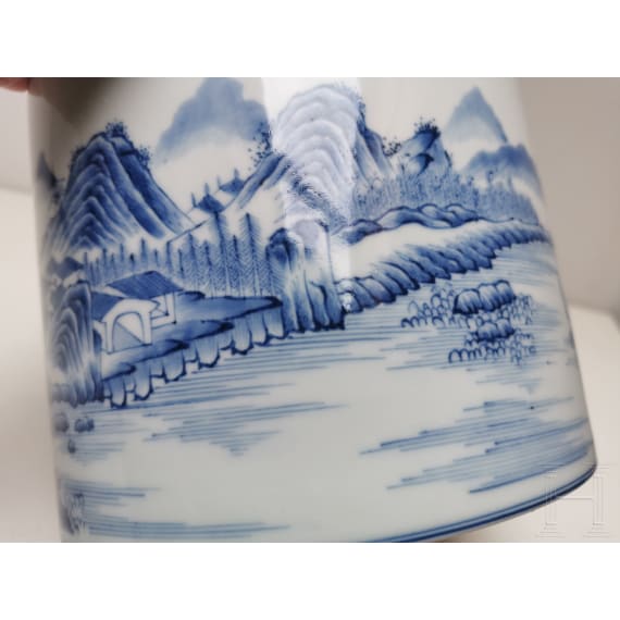 Gro&szlig;er blau-wei&szlig;er Pinseltopf mit Berglandschaft, China, 19./20. Jhdt.