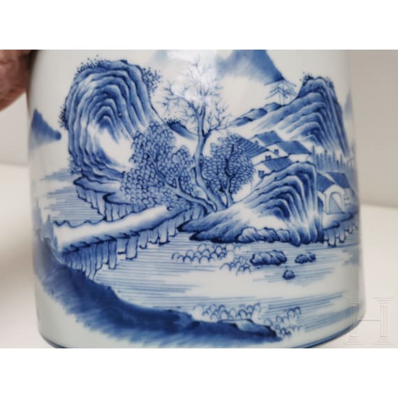 Gro&szlig;er blau-wei&szlig;er Pinseltopf mit Berglandschaft, China, 19./20. Jhdt.