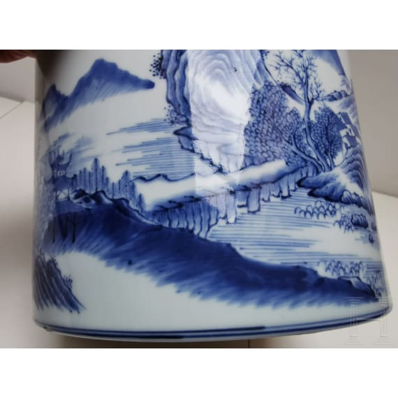 Gro&szlig;er blau-wei&szlig;er Pinseltopf mit Berglandschaft, China, 19./20. Jhdt.