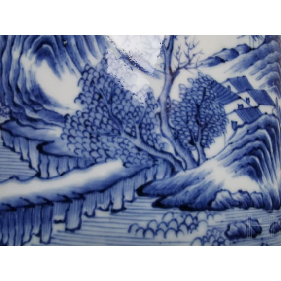 Gro&szlig;er blau-wei&szlig;er Pinseltopf mit Berglandschaft, China, 19./20. Jhdt.