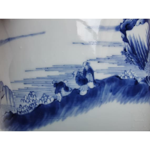 Gro&szlig;er blau-wei&szlig;er Pinseltopf mit Berglandschaft, China, 19./20. Jhdt.