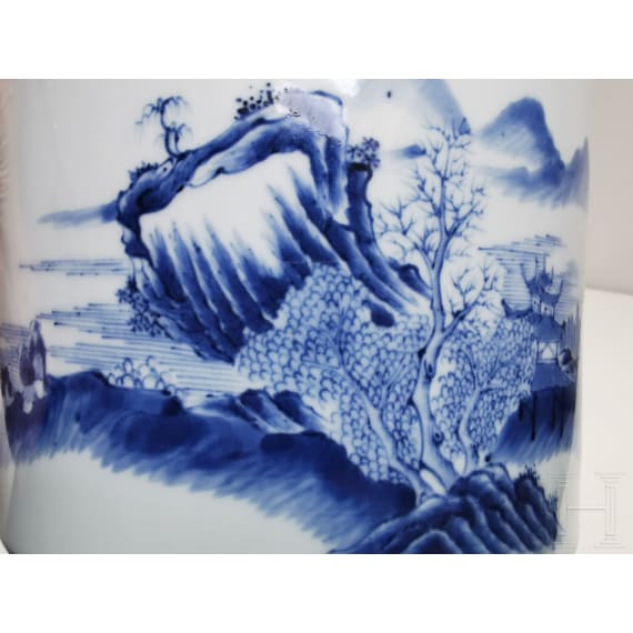 Gro&szlig;er blau-wei&szlig;er Pinseltopf mit Berglandschaft, China, 19./20. Jhdt.