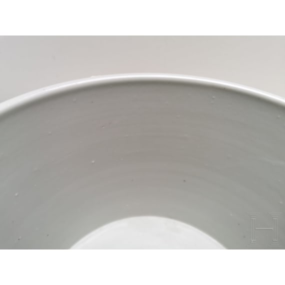 Gro&szlig;er blau-wei&szlig;er Pinseltopf mit Berglandschaft, China, 19./20. Jhdt.