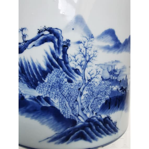 Gro&szlig;er blau-wei&szlig;er Pinseltopf mit Berglandschaft, China, 19./20. Jhdt.