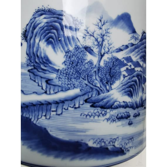 Gro&szlig;er blau-wei&szlig;er Pinseltopf mit Berglandschaft, China, 19./20. Jhdt.