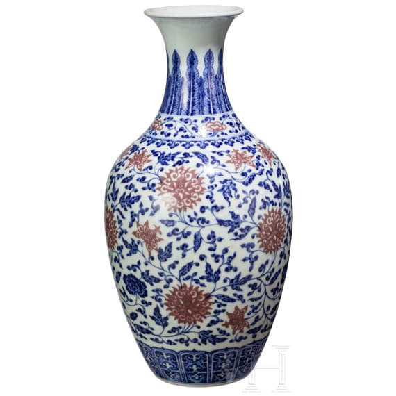 Gro&szlig;e blau-wei&szlig;e Vase mit kupferroten Lotusbl&uuml;ten, China, wohl Qianglong-Periode