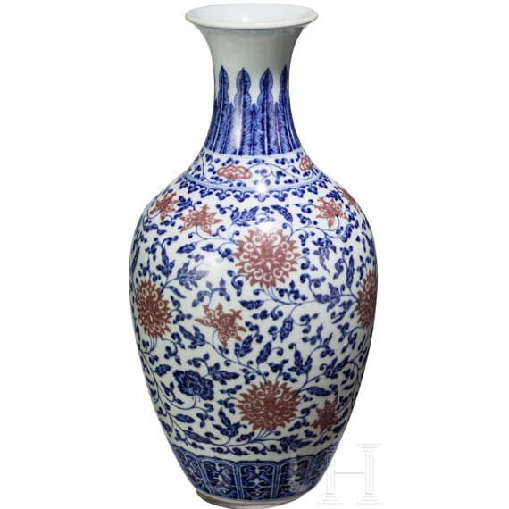 Gro&szlig;e blau-wei&szlig;e Vase mit kupferroten Lotusbl&uuml;ten, China, wohl Qianglong-Periode