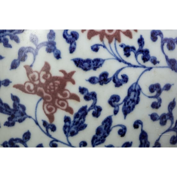 Gro&szlig;e blau-wei&szlig;e Vase mit kupferroten Lotusbl&uuml;ten, China, wohl Qianglong-Periode