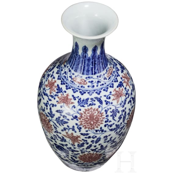 Gro&szlig;e blau-wei&szlig;e Vase mit kupferroten Lotusbl&uuml;ten, China, wohl Qianglong-Periode