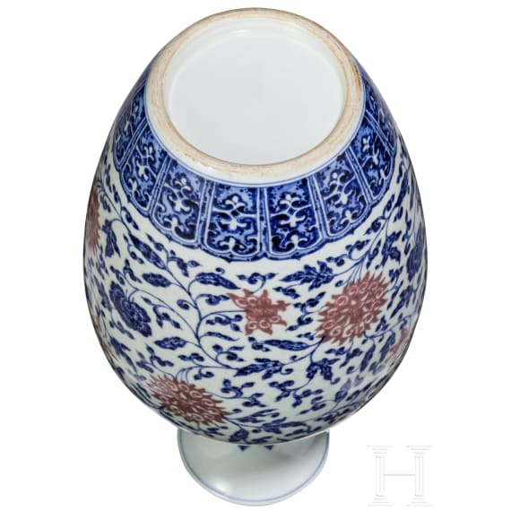 Gro&szlig;e blau-wei&szlig;e Vase mit kupferroten Lotusbl&uuml;ten, China, wohl Qianglong-Periode