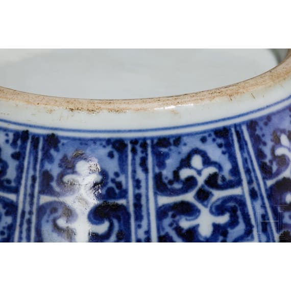 Gro&szlig;e blau-wei&szlig;e Vase mit kupferroten Lotusbl&uuml;ten, China, wohl Qianglong-Periode