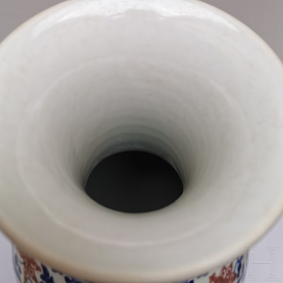 Gro&szlig;e blau-wei&szlig;e Vase mit kupferroten Lotusbl&uuml;ten, China, wohl Qianglong-Periode