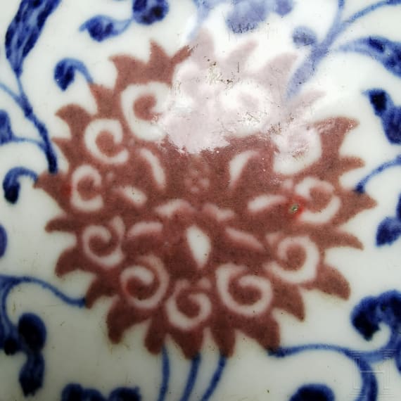 Gro&szlig;e blau-wei&szlig;e Vase mit kupferroten Lotusbl&uuml;ten, China, wohl Qianglong-Periode