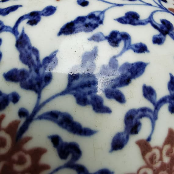 Gro&szlig;e blau-wei&szlig;e Vase mit kupferroten Lotusbl&uuml;ten, China, wohl Qianglong-Periode