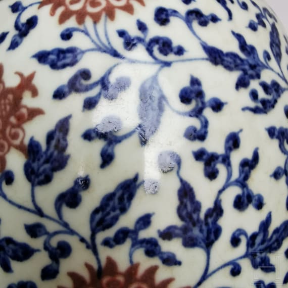 Gro&szlig;e blau-wei&szlig;e Vase mit kupferroten Lotusbl&uuml;ten, China, wohl Qianglong-Periode