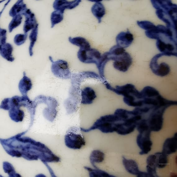 Gro&szlig;e blau-wei&szlig;e Vase mit kupferroten Lotusbl&uuml;ten, China, wohl Qianglong-Periode