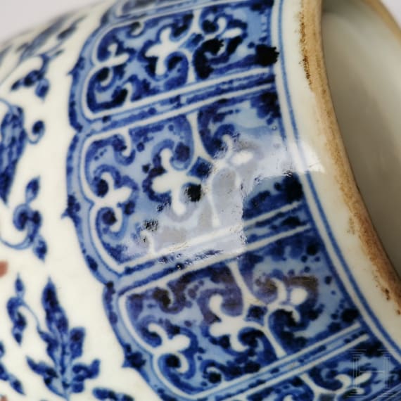 Gro&szlig;e blau-wei&szlig;e Vase mit kupferroten Lotusbl&uuml;ten, China, wohl Qianglong-Periode