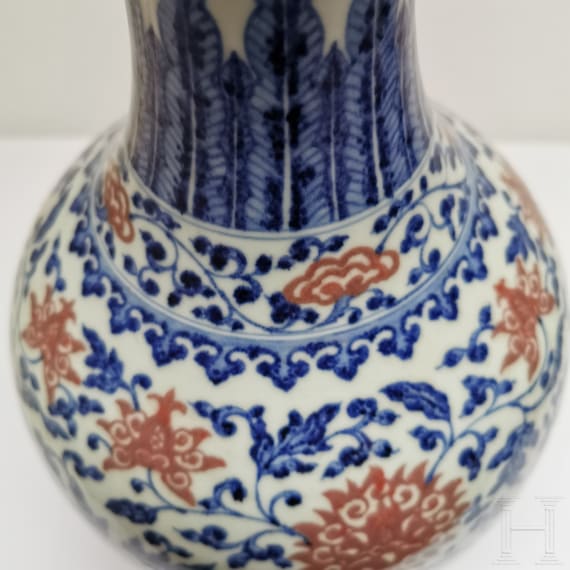 Gro&szlig;e blau-wei&szlig;e Vase mit kupferroten Lotusbl&uuml;ten, China, wohl Qianglong-Periode