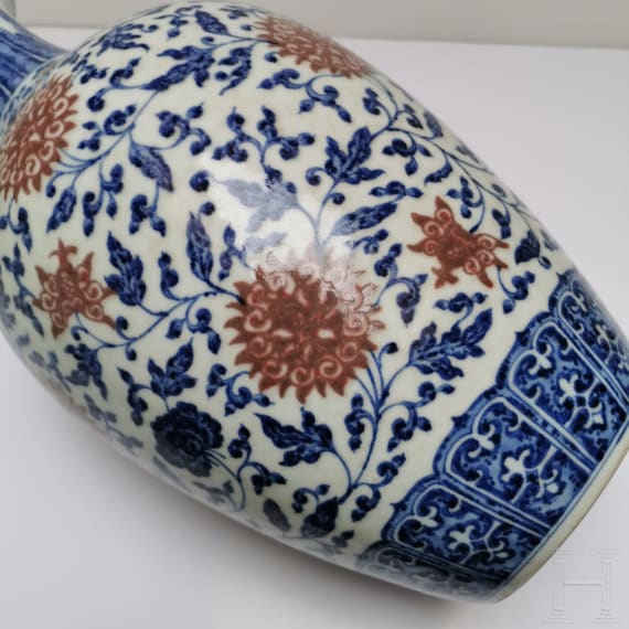 Gro&szlig;e blau-wei&szlig;e Vase mit kupferroten Lotusbl&uuml;ten, China, wohl Qianglong-Periode