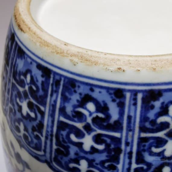 Gro&szlig;e blau-wei&szlig;e Vase mit kupferroten Lotusbl&uuml;ten, China, wohl Qianglong-Periode