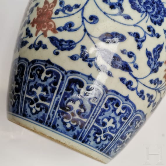 Gro&szlig;e blau-wei&szlig;e Vase mit kupferroten Lotusbl&uuml;ten, China, wohl Qianglong-Periode