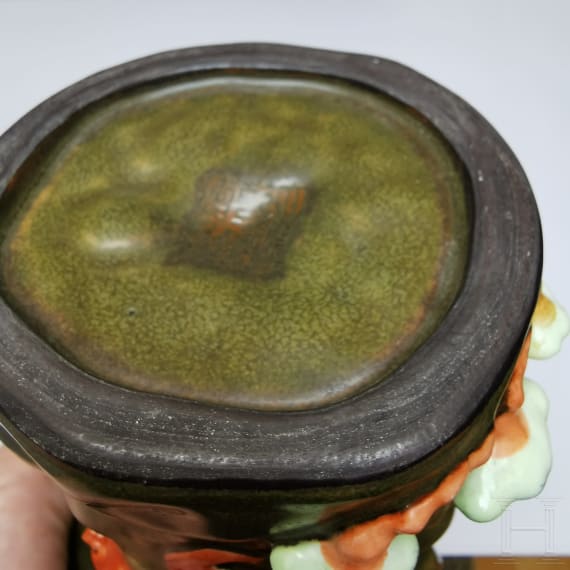 Pinselbecher mit Pflaumen und Flederm&auml;usen, China, wohl Republikzeit (1912 - 1949)
