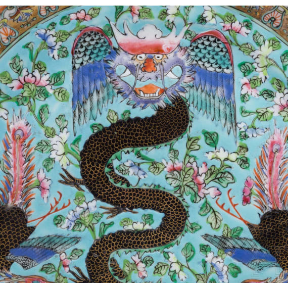Ein Paar Porzellanteller mit Emailledekor, China, sp&auml;te Quing-Dynastie