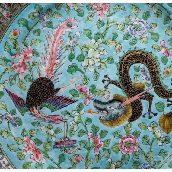 Ein Paar Porzellanteller mit Emailledekor, China, sp&auml;te Quing-Dynastie