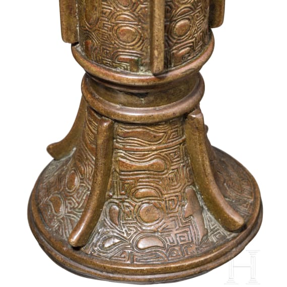 Archaische Gu-Vase aus vergoldeter Bronze, China, Ming-Dynastie, 15./16. Jhdt.