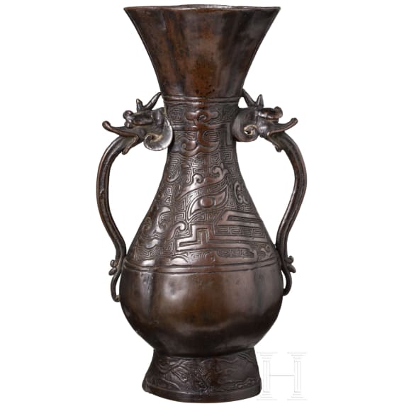 Bronzene Altarvase mit Drachenhenkeln, China, Ming-Dynastie, 15. Jhdt.